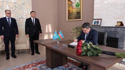 "Мы окажем всестороннюю поддержку". Бектенов оставил запись в книге соболезнований в посольстве Азербайджана в Астане