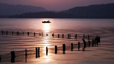 Сильный ветер перевернул прогулочные катера в Китае: по меньшей мере 9 человек погибли