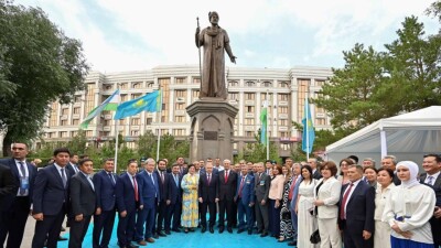 Токаев и Мирзиёев открыли памятник Алишеру Навои в Астане