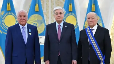 Президент наградил общественника Равиля Чердабаева и врача Серика Токпанова