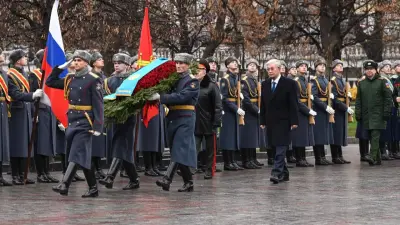 Токаев возложил цветы к могиле неизвестного солдата в Москве