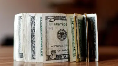 Как изменился курс доллара к тенге на бирже перед выходными