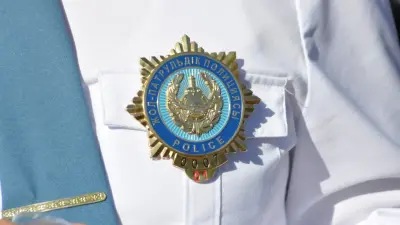 Полицейского протащили на капоте авто на парковке аэропорта Алматы