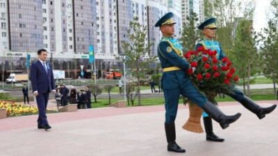 Айбек Дадебаев возложил цветы к памятнику Бауыржану Момышулы