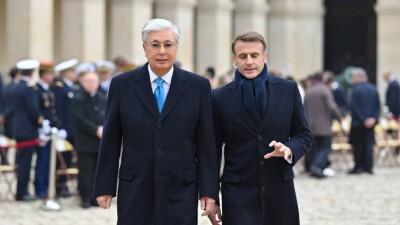 Оркестр и почётный караул: Токаева торжественно встретили в Париже
