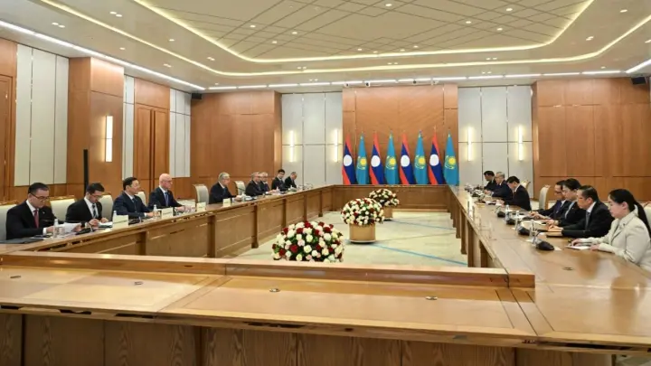 Президенты Казахстана и Лаоса провели переговоры в расширенном составе