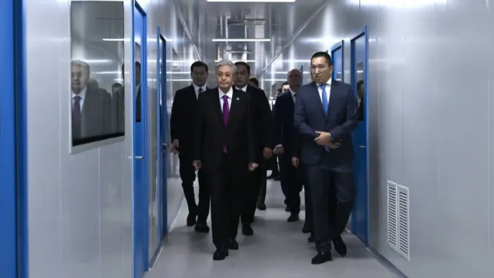 Токаев посетил фармацевтические предприятия Жамбылской области