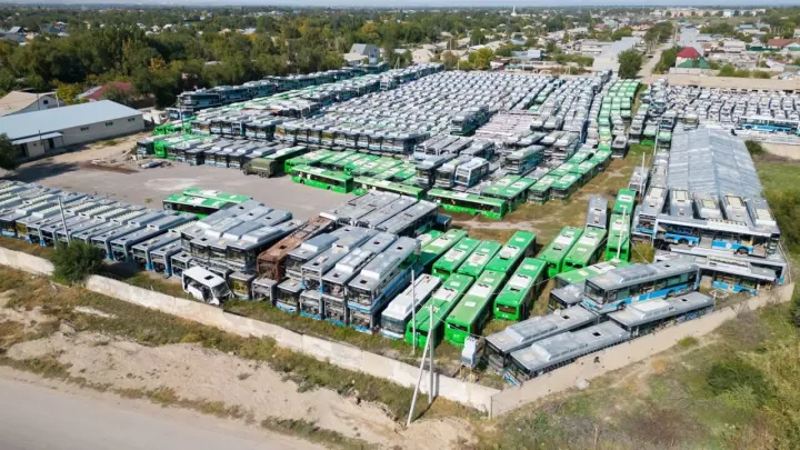 Старые автобусы Алматы продали за 160 млн тенге, они отправятся на металлолом
