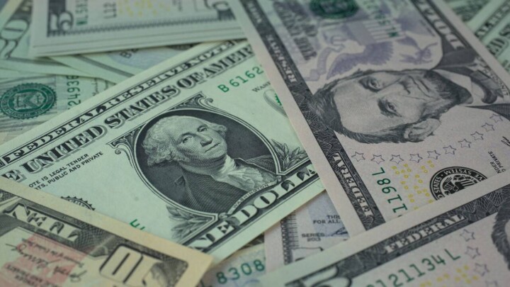 Курс доллара вырос почти на 2 тенге на бирже перед выходными