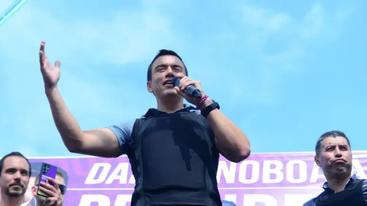 В Эквадоре протестующие напали на президентский кортеж, пятеро задержаны