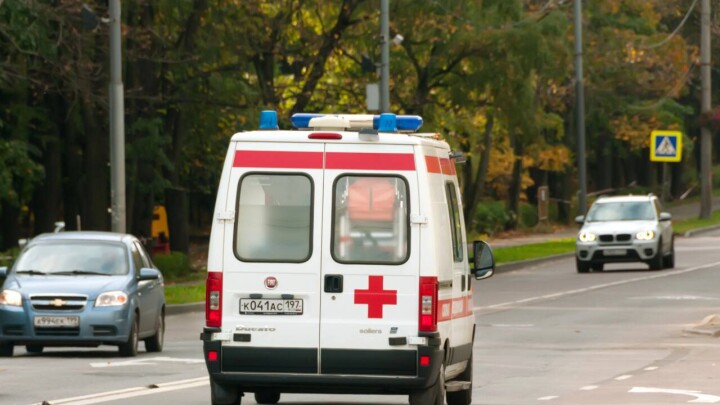Ветер снёс остановку в Актау: пострадал один человек