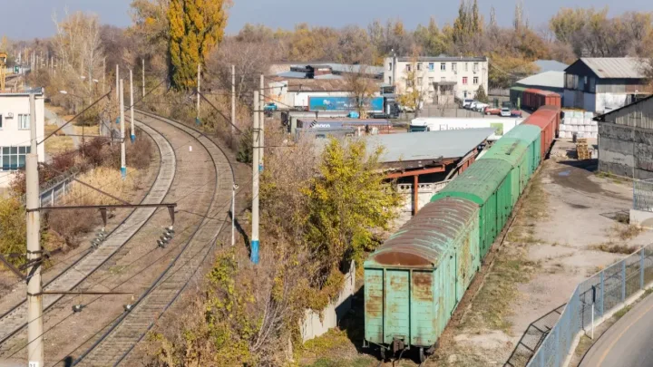 Тарифы КТЖ остаются самыми низкими в регионе и не покрывают затраты – сенатор