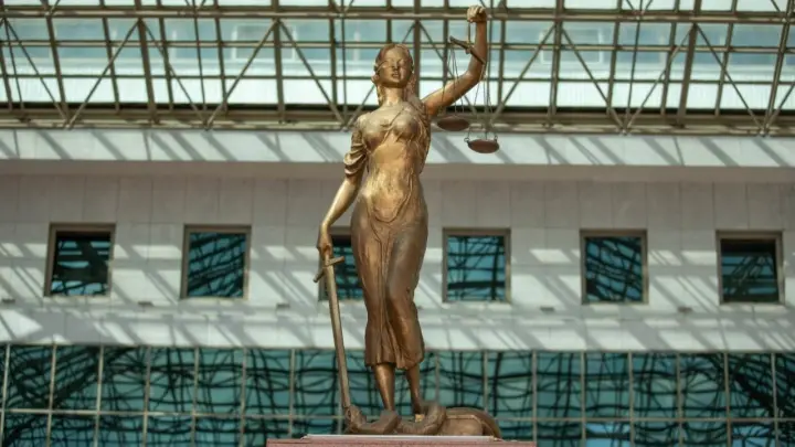 Сотрудника "Правительства для граждан" осудили за обман 33 жителей Алматинской области