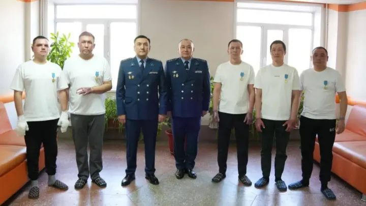 Полицейских, эвакуировавших жителей при взрыве газа в Шахтинске, наградили медалями