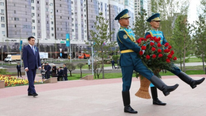 Айбек Дадебаев возложил цветы к памятнику Бауыржану Момышулы