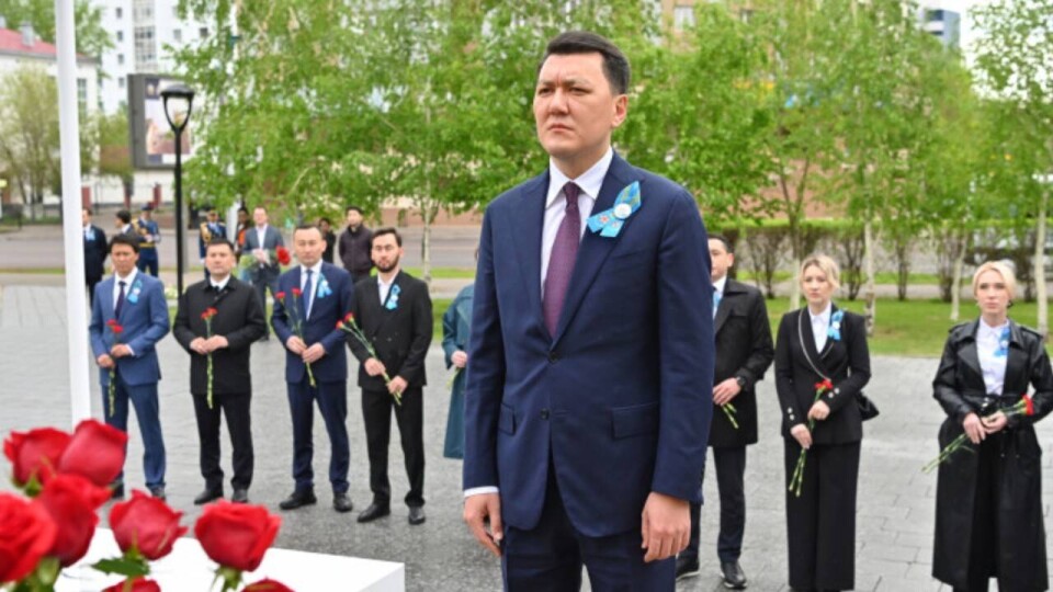 Ерлан Карин возложил цветы к памятнику Талгату Бегельдинову в Астане