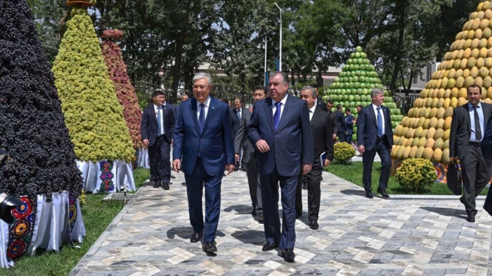 Токаев и Рахмон посетили выставку сельскохозяйственной продукции