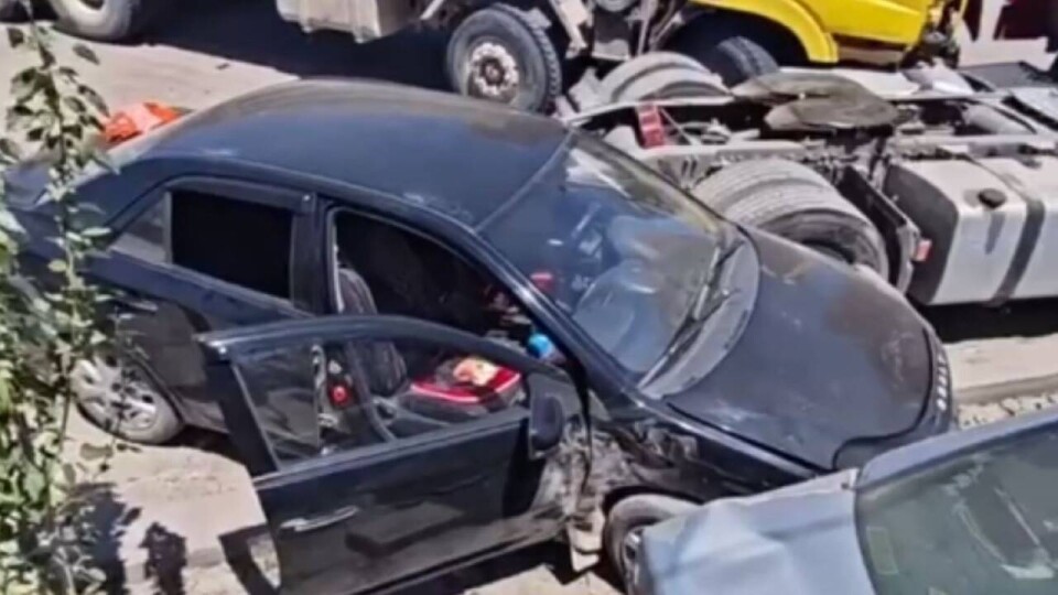 Два грузовика и пять легковых авто: массовое ДТП произошло близ Алматы