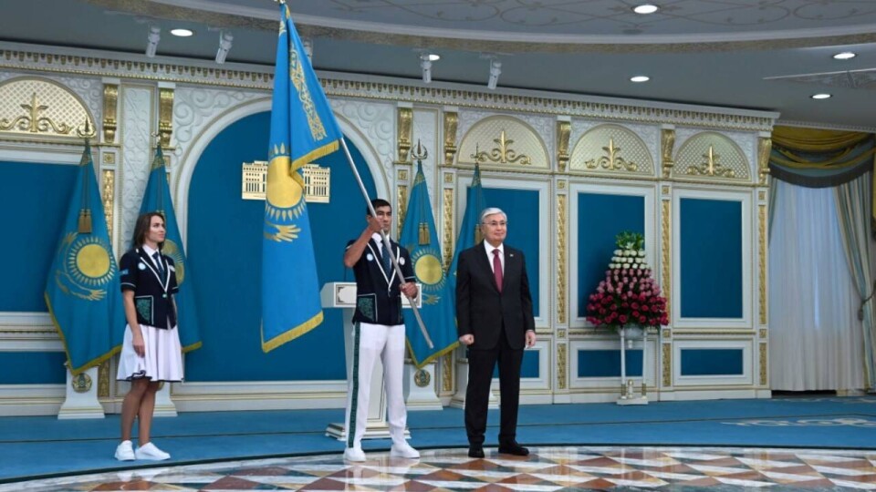 "Вас будет поддерживать весь Казахстан". Токаев вручил олимпийцам государственный флаг
