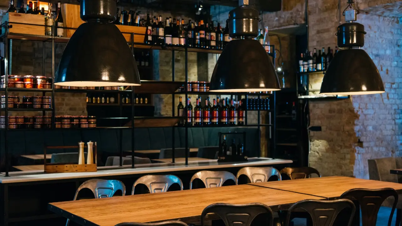 Работу одного из филиалов Chechil Pub в Алматы приостановили после массовых драк