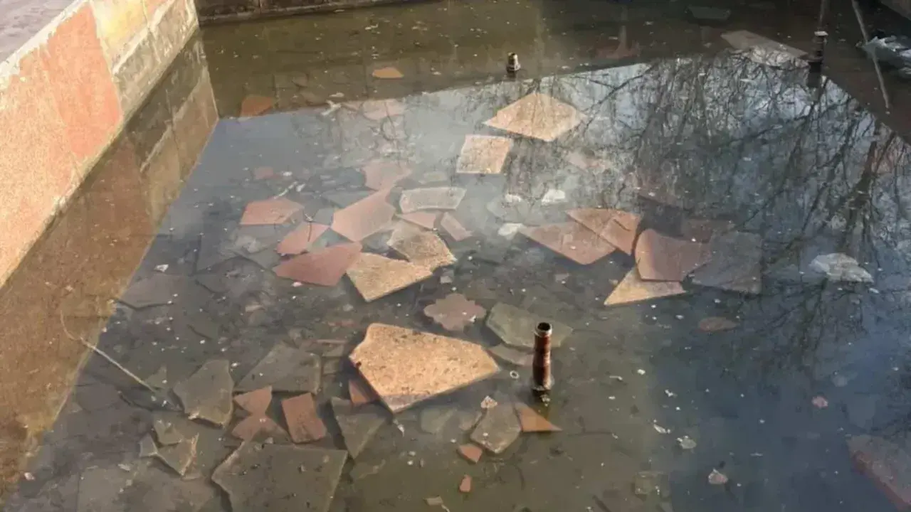 Дети разбили плитки фонтана возле здания акимата в Темиртау