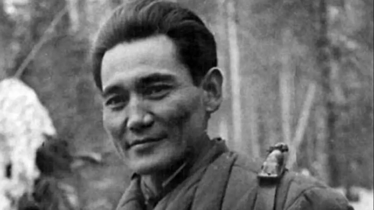 Президент Казахстана присвоил Бауыржану Момышулы звание "Халық Қаһарманы"