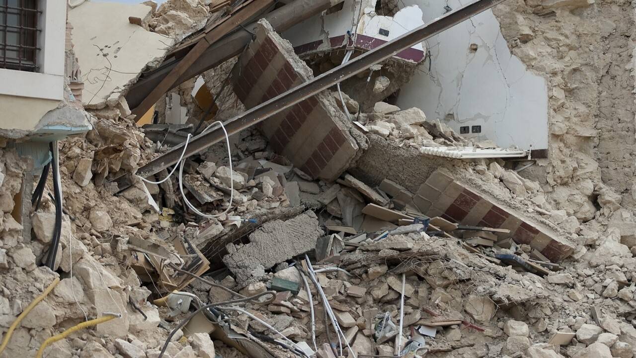 Жилой дом обрушился  в Стамбуле, под завалами остались люди