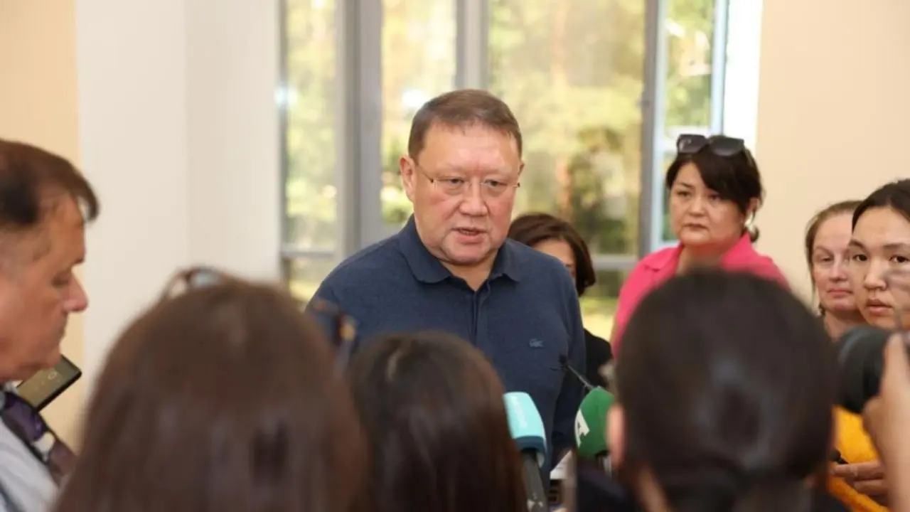 "Нет никакой охраны". Аким Костанайской области рассказал, что живёт в обычной многоэтажке