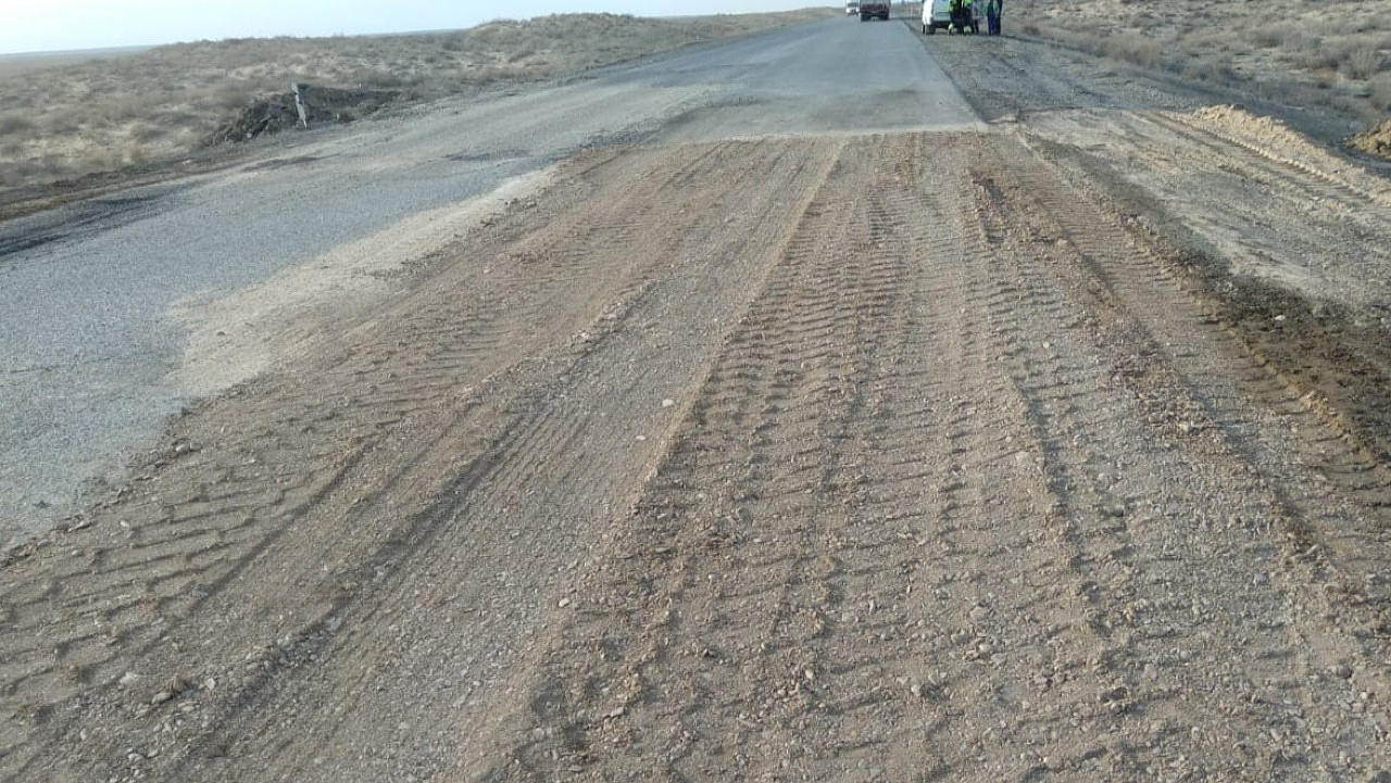 Почему на дороге не кладут асфальт, а засыпают ямы песком, объяснили в "КазАвтоЖоле"