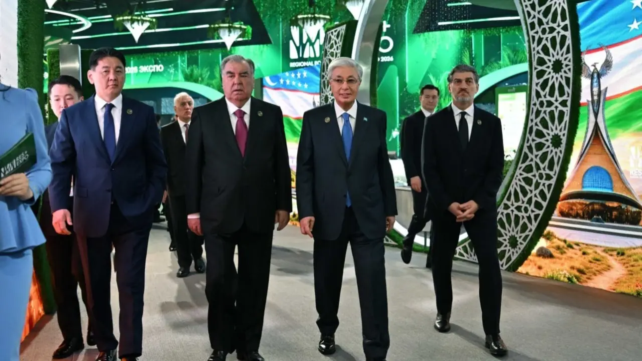 Президенты осмотрели павильоны выставки Регионального экологического саммита в Астане