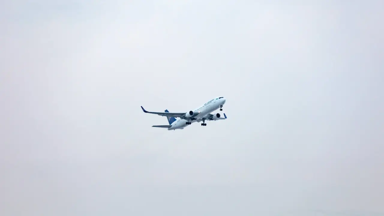 Самолёт, летевший из Алматы в Бангкок, совершил вынужденную посадку в Дели