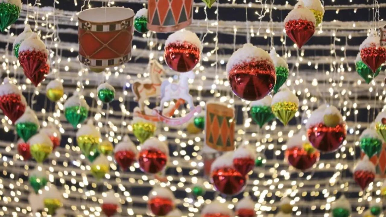 Как Алматы украсят к Новому году и сколько на это потратят