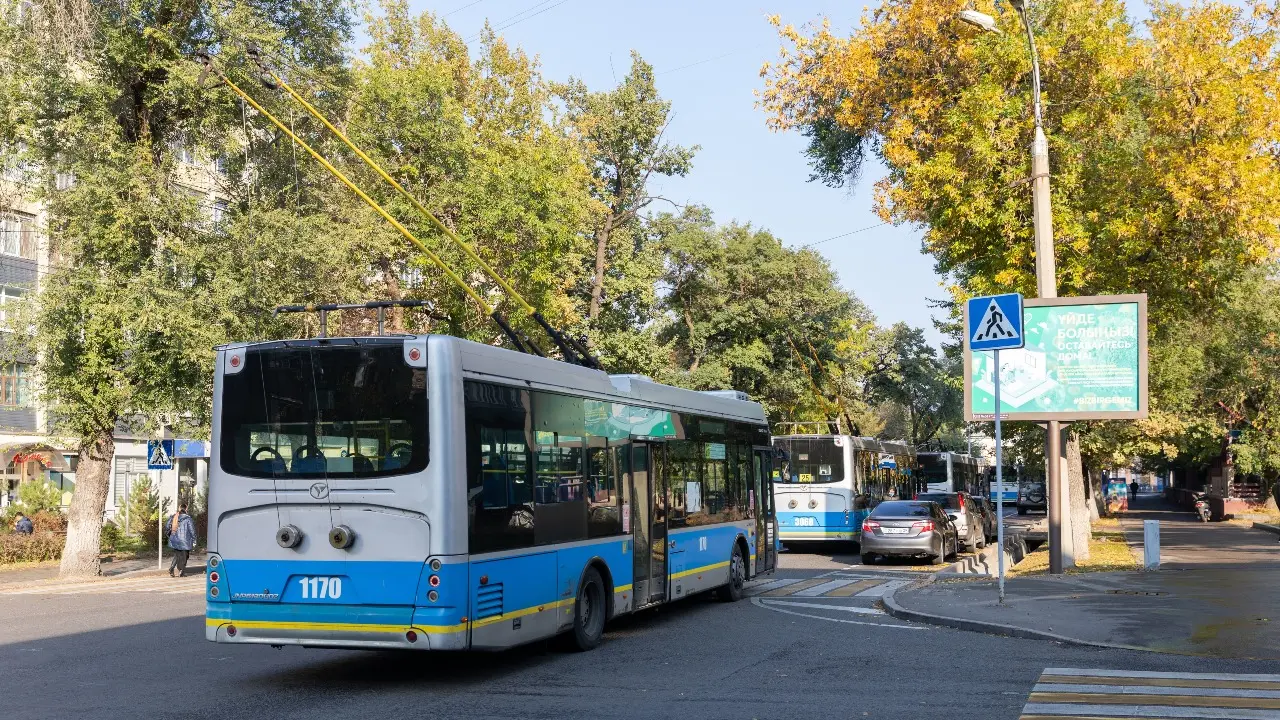 Оплата проезда в автобусе банковской картой может появиться в Алматы: от неё отказывались много лет