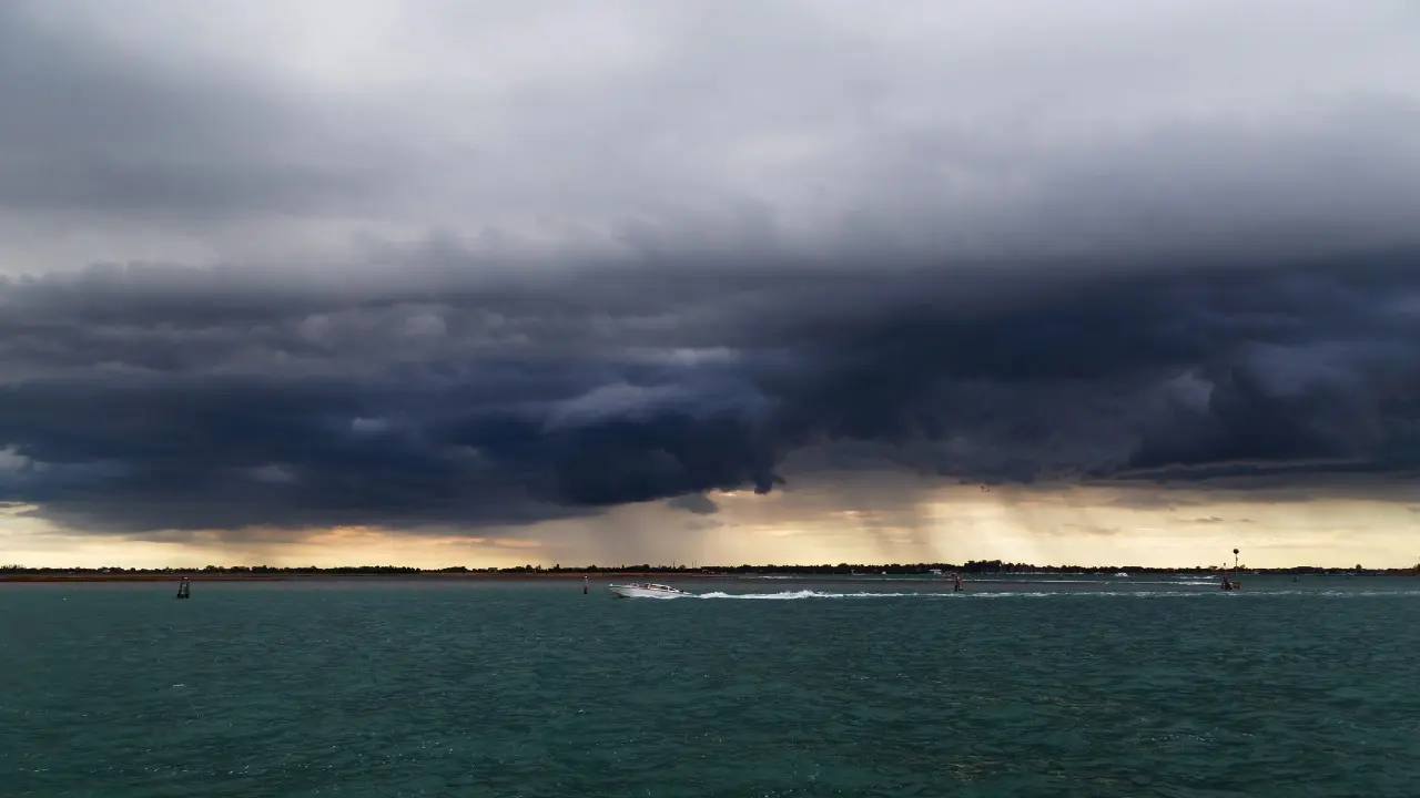 Шторм, унёсший жизни четырёх человек на Карибах, усиливается до урагана