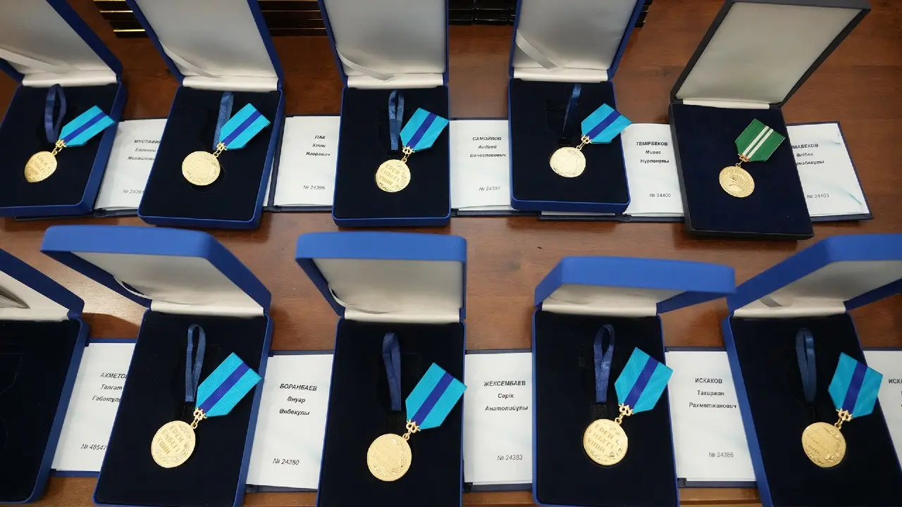 Участники эвакуации казахстанцев из стран Ближнего Востока получили награды