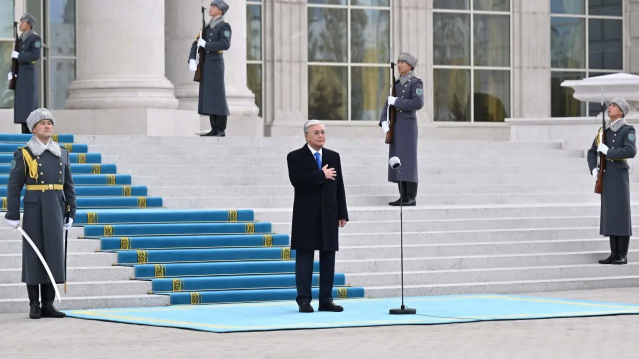  Токаев принял участие в церемонии поднятия государственного флага