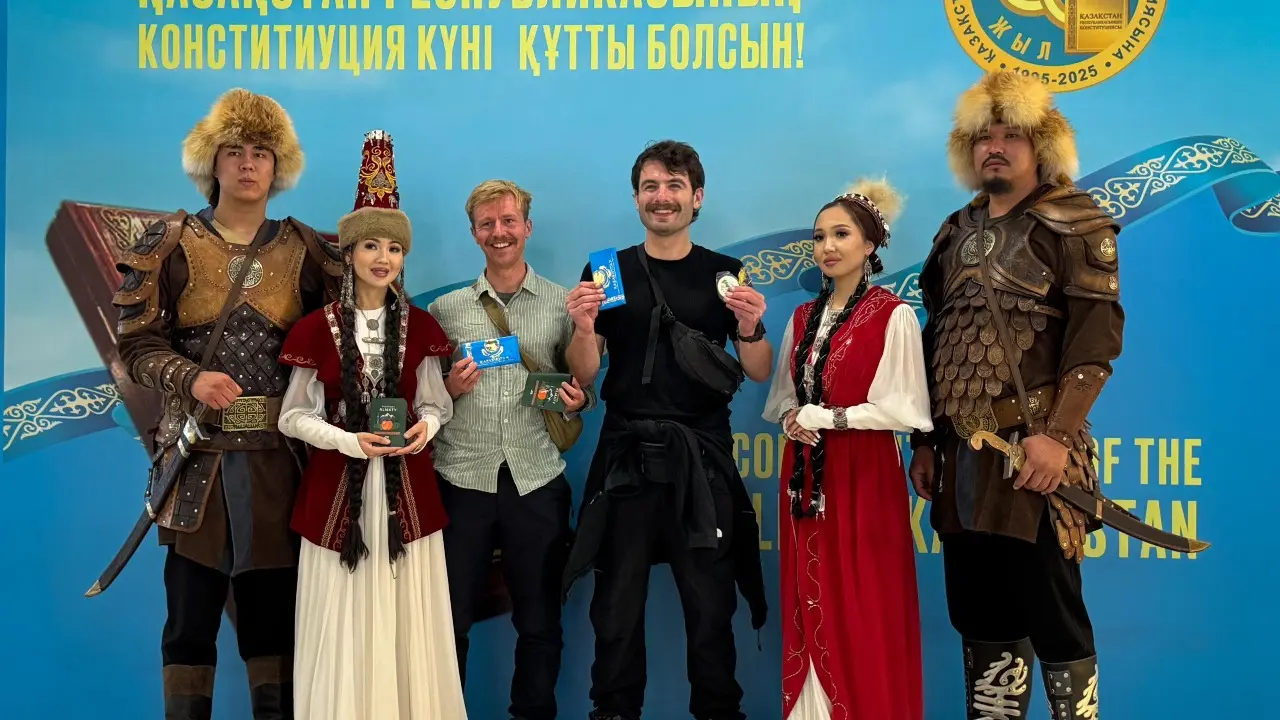 10 тысяч туристов получат подарки ко Дню Конституции в аэропорту Алматы