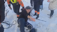 Житель Петропавловска спас собаку из ледяной воды, но не смог выбраться из колодца: ему помогли спасатели