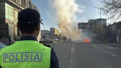 Легковой автомобиль загорелся рядом с автобусной остановкой в Семее 