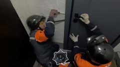 Дети оказались заперты одни в квартире: спасателям Семея пришлось взламывать дверь