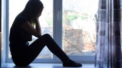 Пыталась спрыгнуть с шестого этажа: полицейские спасли женщину в Уральске