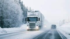 Большегруз заблокировал движение для полусотни грузовиков на перевале Кордай