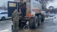 Жительница Нидерландов застряла в грязи на просёлочной дороге по пути в Астану: ей на помощь выехал вездеход