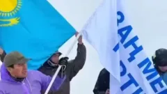 Флаг "Закон и порядок" водрузили на вершине в Алматинской области