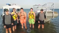На Капчагайском водохранилище троих мужчин унесло на надувной лодке далеко от берега