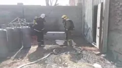 Спасатели МЧС вынесли 15 газовых баллонов из огня в Таразе