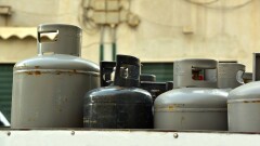 Спасатели ВКО эвакуировали из пожара 5 автомобилей и газовый баллон