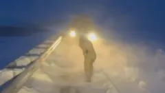 Инкассаторы застряли в снежном заносе: им на помощь пришли актюбинские спасатели