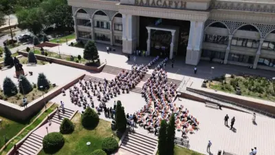 Более двухсот школьников сыграли кюй в честь Дня домбры в Жамбылской области