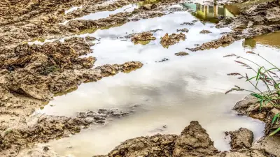 Два автомобиля с пассажирами застряли в грязи в Костанайской области: их отбуксировали спасатели